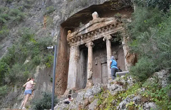 Amintas ziyaretçilerini bekliyor