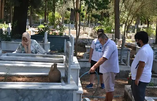 Arefe Günü mezar ziyaretleri unutulmadı