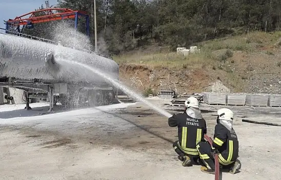 Asfalt tankeri bomba gibi patladı