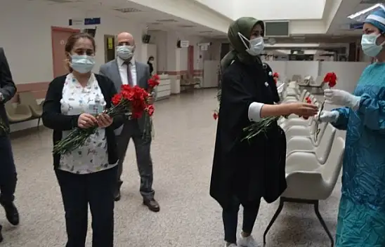 Başhekim Okulu'dan sağlık çalışanlarına kırmızı karanfiller