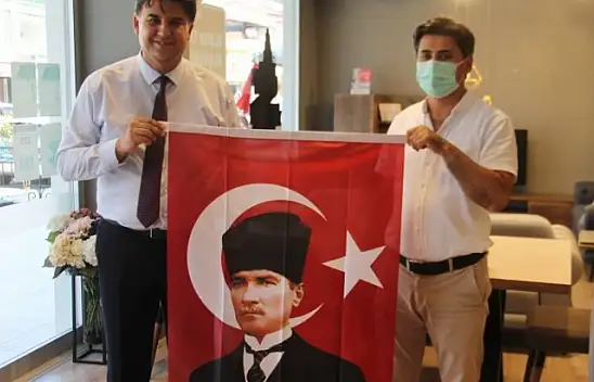 Başkanlardan Fethiye esnaflarına Türk Bayrağı