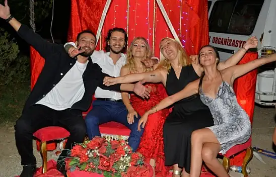 Begüm ile Mert çiftinin kınası coşkulu geçti