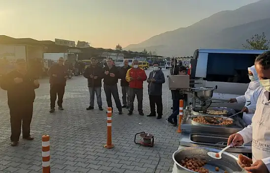 Çiftçiler lokma döktürdü