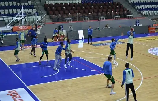 Dernek üyeleri basketbol takımını antrenmanda ziyaret ettiler