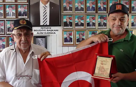 Gaziler Derneği'nden Emrah Doğu'ya plaket