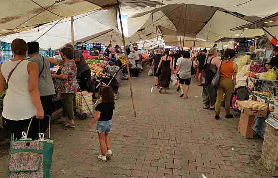 İngiliz turistler salı pazarını şenlendirmeye başladı