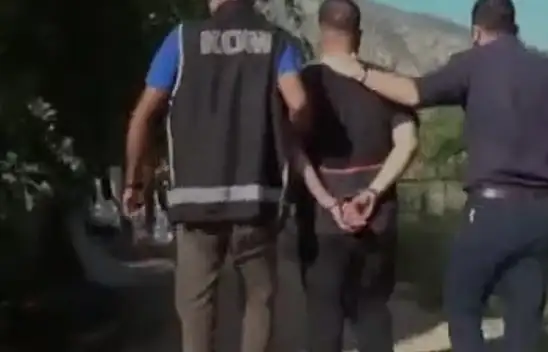 Kadınlara cinsel istismarda bulunup gizlice kameraya çeken sahtekar yakalandı