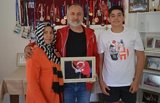 Komşular balkonlarını Türk Bayrakları ile süsledi