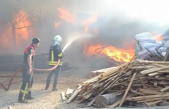 Marangoz Atölyesinde Çıkan Yangın 3 Saatte Kontrol Altına Alındı