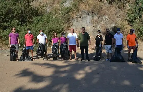 Ölüdeniz'de bayram sonu çevre temizliği yapıldı