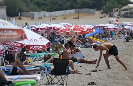 Ölüdeniz'de yerli ve yabancı turistlerden deniz keyfi