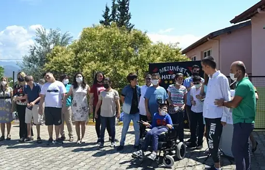 Özel öğrencilerin mezuniyet sevinci