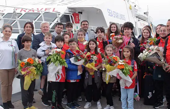 Şampiyonları Çiçeklerle Karşıladılar