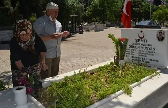 Şehit anne ve babası, mezarlıktan ayrılmıyor