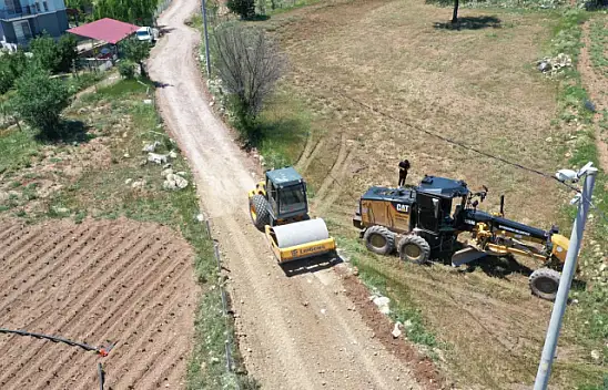 Seydikemer Belediyesi selden bozulan yolları hızla onarıyor