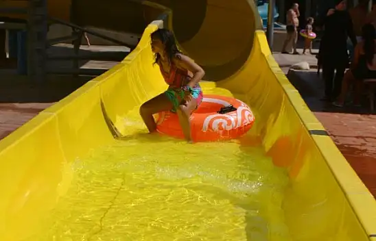 Sıcak havadan bunalanlar soluğu su parklarında aldı