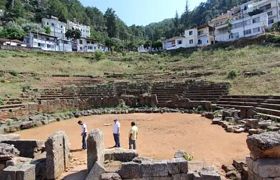 Türkiye'nin denize yakın en eski tiyatrosunun akıbeti belirsizliğini koruyor