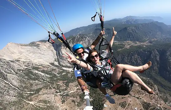 Ünlü Aktris Elizabeth Lanz yamaç paraşütü ile uçtu