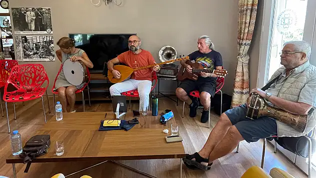 100 Yaş Evi'nde Sanat, Müzik ve Söyleşiler Devam Ediyor