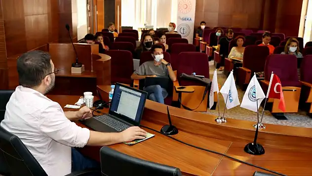 22 sektör temsilcisi 'Dijital Pazarlama ve Sosyal Medya Yönetimi Eğitimi' sertifikası aldı