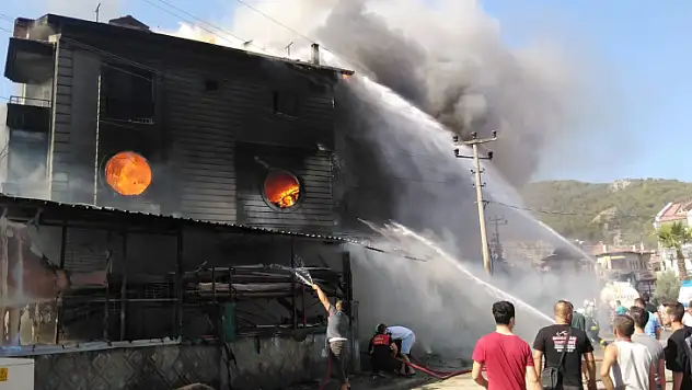 4 katlı mobilya mağazasında yangın