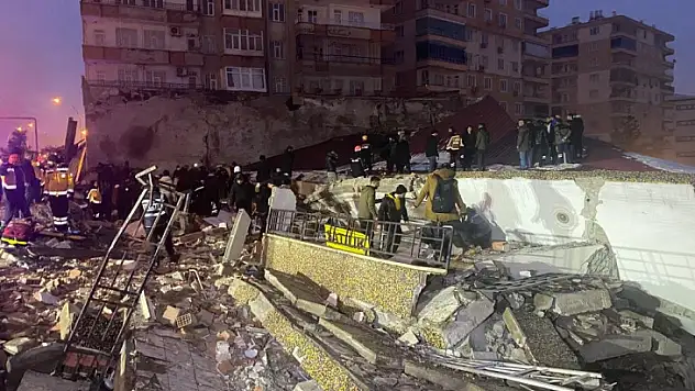 7.4 BÜYÜKLÜĞÜNDE DEPREM 10 KENTİ VURDU