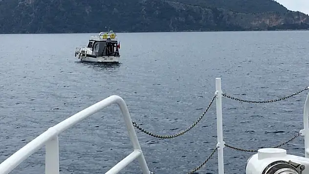 Arızalanan tekneyi kıyı emniyeti kurtardı