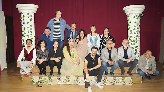 'Aşk Grevi' Oyunu Usta Oyuncu Müfit Kayacan'dan Tam Not Aldı