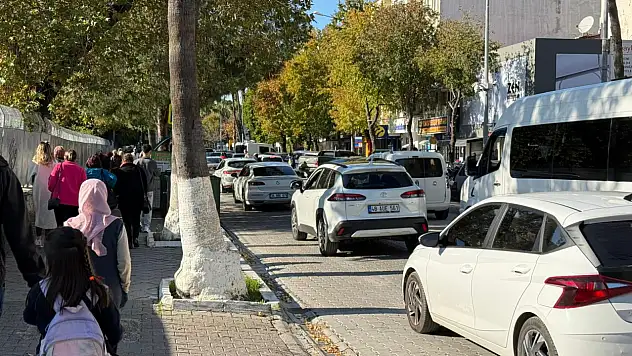Atatürk Caddesi'nde çift sıra park sorunu trafiği felç ediyor