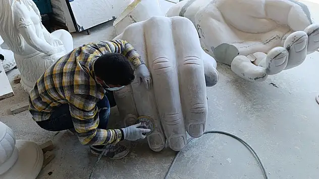 Baba mesleğini devam ettirerek heykeltıraşlık yapıyorlar