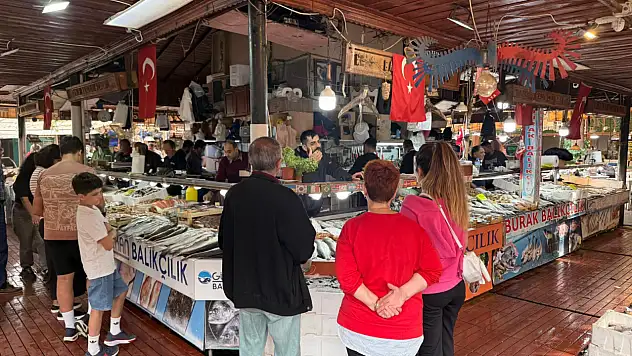 Balık Hali'nde tezgahlarda son durum: Fiyatlar cep yakıyor!