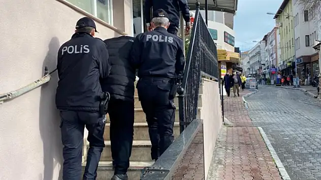 Bıçaklı Şüpheli Polisten Kaçamadı