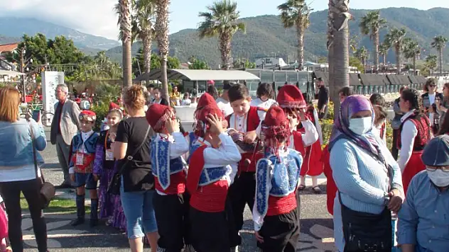 ÇOCUKLARIN BAYRAMI KORTEJ YÜRÜYÜŞÜ İLE BAŞLADI