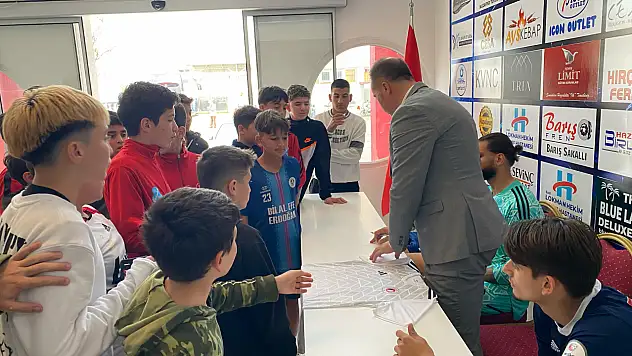 Dinçel'den minik taraftara anlamlı hediye