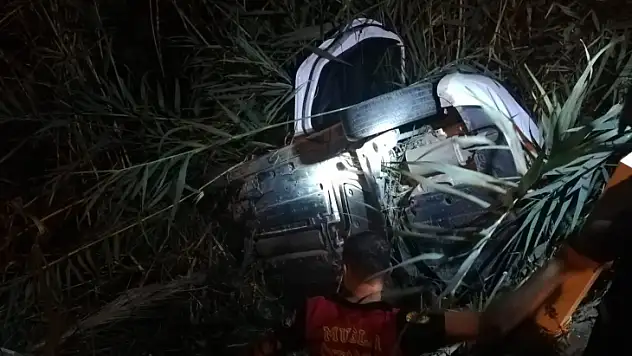 Direksiyon hakimiyetini kaybeden araç sulama kanalına düştü