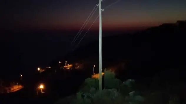 ELEKTRİK DİREĞİNDE MAHSUR KALAN KEDİ KURTARILDI