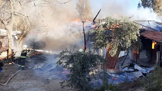 ELEKTRİKTEN YANGIN ÇIKTI EV KULLANILAMAZ HALE GELDİ