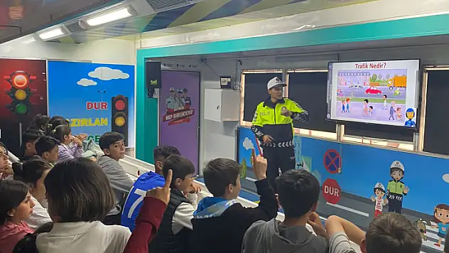 Emniyetten Beşkaza Meydanı'nda 'Mobil Trafik Eğitim Tırı' 