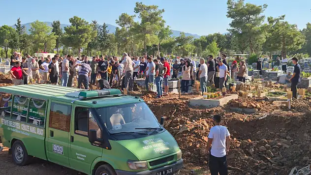 Evinde ölü bulunan Ebru son yolculuğuna  dualar ile uğurlandı