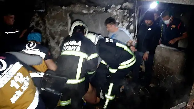 Evini Ateşe Verip, Kendini İçeriye Kilitledi