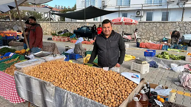Fethiye Cuma Pazarı'nda ceviz satışı