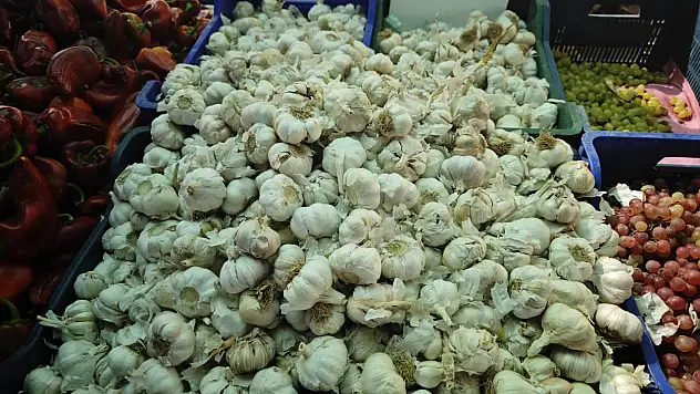 Fethiye Cuma pazarında sarımsak '400 tl'