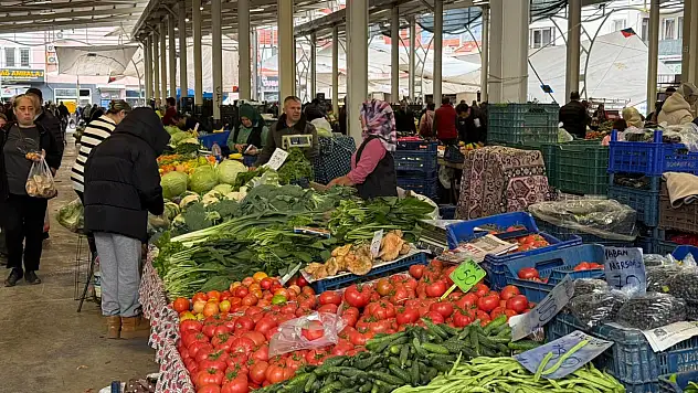 Fethiye Cumartesi Pazarı'nda taze sebze ve meyve fiyatları