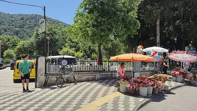 Fethiye'de Arife Günü'nde mezarlıklarda yoğunluk yaşanıyor