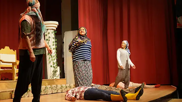 Fethiye'de 'Aşk Grevi' oyunu büyük ilgiyle izlendi