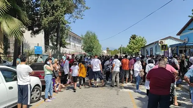 Fethiye'de Bursluluk Sınavı'nı kazanmak isteyen öğrenciler ter döktü