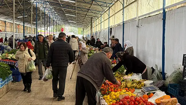 Fethiye'de Cuma Pazarı tezgahlarında sebze ve meyve fiyatları
