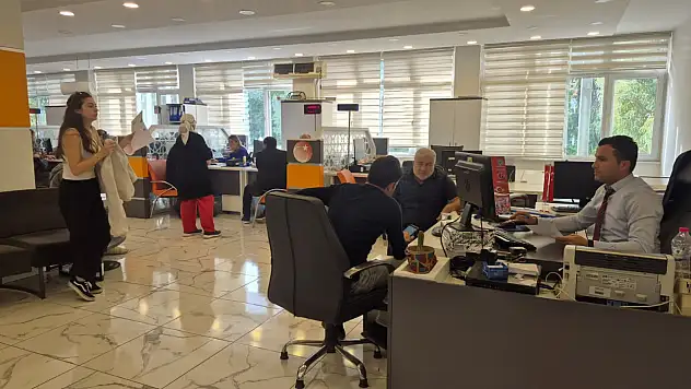 Fethiye'de eski tip ehliyet yoğunluğu Vatandaşlar son günde Nüfus Müdürlüğü'ne akın etti