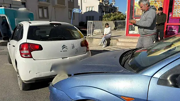 Fethiye'de iki araç çarpıştı maddi hasar oluştu