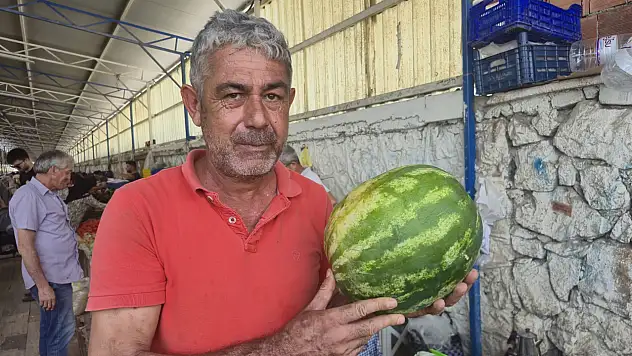 Fethiye'de karpuzlar Cuma Pazarı'ndaki yerini aldı
